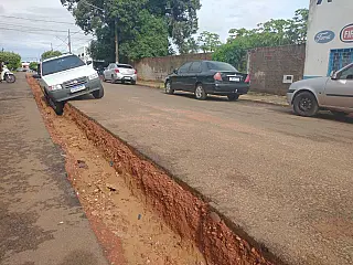 Carro cai em buraco de obra da Sanesul durante chuva em Paranaíba