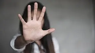 Adolescente é perseguida por homem na saída de conveniência e estuprada
