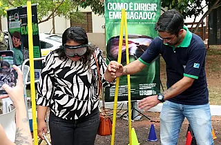 Experiência educativa do Detran sobre álcool e direção conscientiza visitantes no Pantanal Tech