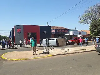 Camionete tomba após colidir com EcoSport em avenida de Caarapó