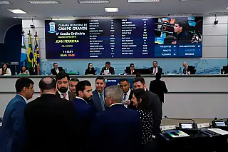 Vereadores de Campo Grande mantêm veto sobre abono de falta para alunas em período menstrual