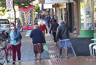 Primeiro dia útil pós lockdown tem filas e ruas movimentadas em Dourados