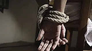 Família é feita refém, trancada no banheiro por trio de bandidos que invadiu casa
