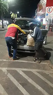 Equipe Jota FM ajuda morador de rua