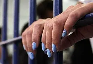 PM, em ação conjunta com a Polícia Civil, prende foragida da justiça com maconha