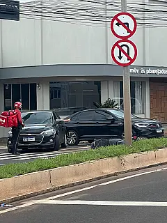 Incidente na Avenida Eduardo Elias Zahran: Confronto entre Veículo e Moto Entregador