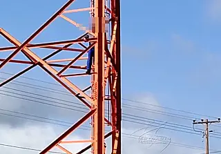 Em Maracaju, bombeiro Militar convence homem a descer de torre, onde pretendia cometer suicídio