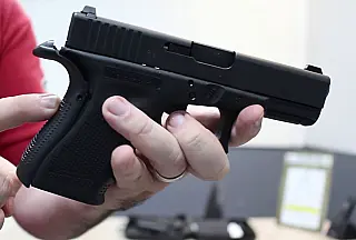 Jovem corre ao ver a polícia, mas acaba preso com pistola austríaca