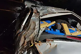 Traficante capota veículo em perseguição e foge, mas "batedor" é detido