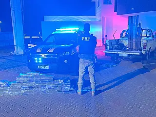 PRF apreende 128 quilos de maconha em caminhonete com fundo falso