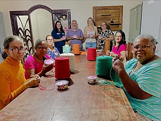Oficina de crochê no CRAS reforça conscientização do Outubro Rosa em Aparecida do Taboado