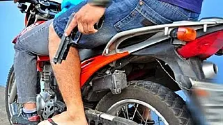 Homem leva tiros no peito e braço quando chegava no serviço