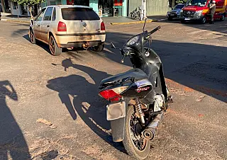 Colisão entre carro e moto deixa uma jovem ferida na Avenida Panamá