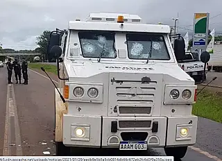 Bandidos que atacaram carro-forte fugiram levando cerca de R$ 1,2 milhão
