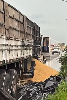 Carreta carregada com soja pega fogo na BR-376