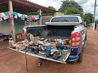 Polícia Militar faz entrega de roupas doadas a moradores do Quebra Coco