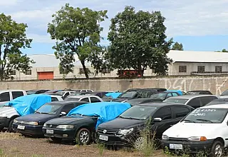 Leilões de veículos apreendidos movimentam milhões e reduzem estoque no Judiciário