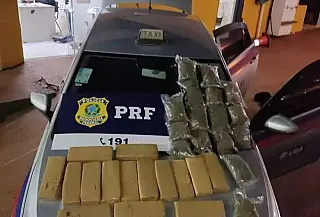 Dupla é presa em flagrante traficando maconha em taxi para Minas Gerais