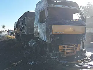 OUÇA: Carreta tomada pelas chamas na 060, furto de moto, e cadáver foi encontrado na 162