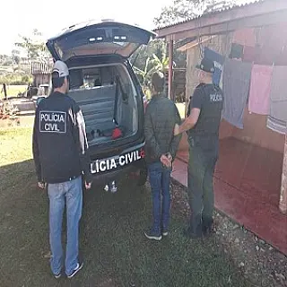 Acusado de matar cliente de bar com quatro tiros é preso escondido em chácara