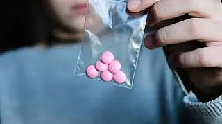 Tia, quer bala?" Mulher denuncia oferta de ecstasy e ameaça na Praça do Carnaíba