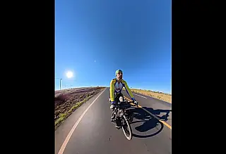 Ciclista da Bielorrússia chega a Aparecida do Taboado durante viagem pelo Brasil