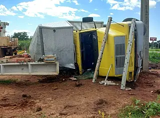 Nova Casa Verde - Caminhão sai da pista e atinge rede elétrica