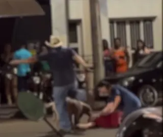 Jovem é indiciado por maus-tratos a animais após chutar cachorro em briga de rua