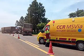 Para não bater na traseira de carreta, motorista desvia e colide em lateral de outra