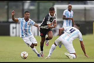 Com três gols de Cano, Vasco vence o Macaé por 3 a 1