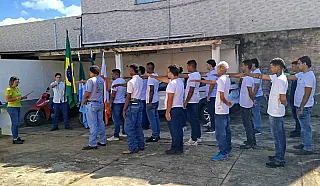 Jovens juram à Bandeira e encerram o ciclo cívico de 2024 em Aparecida do Taboado
