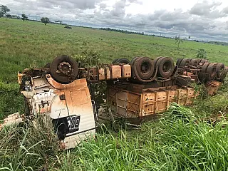 Atacado por abelha, condutor perde controle e tomba carreta próximo à ponte do Rio Ivinhema