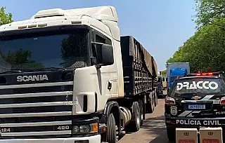 Carreta escondia 800 caixas de cigarro contrabandeados do Paraguai