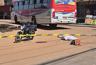 Motociclista morre após derrapar em areia e ser atropelada por ônibus