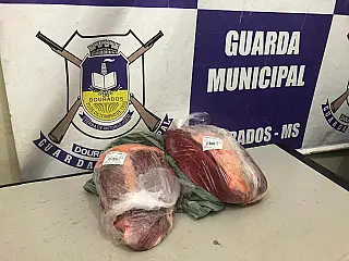 Homem de preso por furtar carne de supermercado