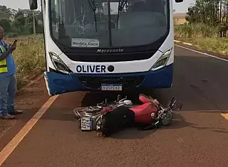 Jovem de 20 anos morre em acidente de motocicleta ao colidir com ônibus de viagens