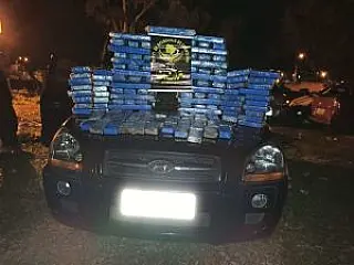 Veículo furtado é recuperado com mais de 100 kg de maconha