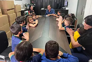 Alunos do Pré II homenageiam e entrevistam Vitor Malaquias