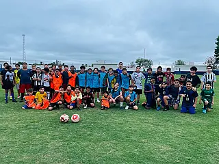 Treinos de futebol atendem jovens em Aparecida