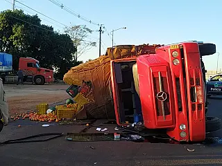 Nova Andradina - Caminhão carregado de frutas tomba na saída para Ivinhema