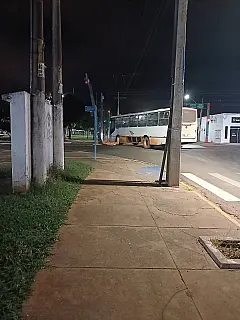 Ônibus atinge semáforo na Avenida Presidente Vargas em Aparecida do Taboado