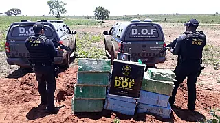Polícia apreende 494 quilos de cocaína que estavam enterrados ao lado de pista para aviões em MS.