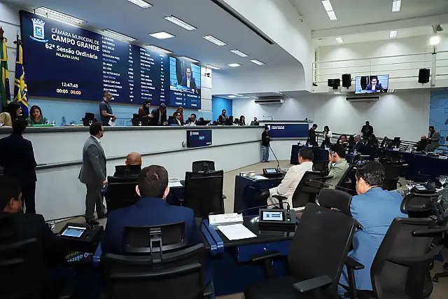 Vereadores convocam secretário para explicar tapa-buraco