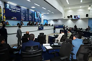 Vereadores convocam secretário para explicar tapa-buraco