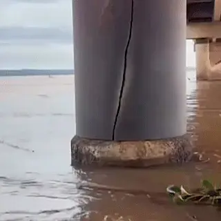 Foto mostra abertura em pilar de ponte entre PR e MS