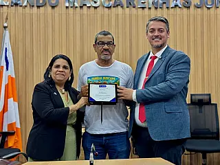 Patrícia da Saúde homenageia Izaias "Tainha" por trajetória no esporte.