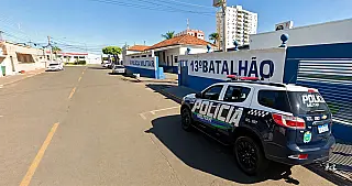 Polícia prende dois procurados pela Justiça e apreende espingarda em Paranaíba