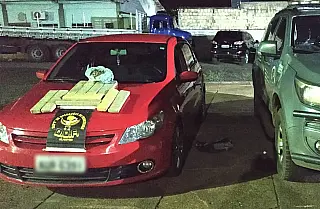 Ao perceber o bloqueio policial do DOF passageiro joga mochila com maconha na Rodovia.