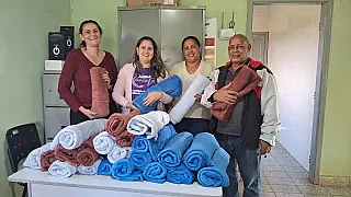 Famílias de assentamentos em Selvíria recebem cobertores do CRAS