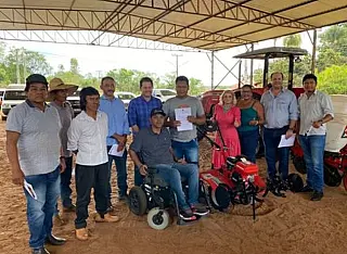 Prefeitura entrega implementos agrícolas para comunidade indígena Córrego do Meio